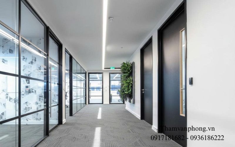 Thảm cuộn bao phủ toàn sàn lối đi