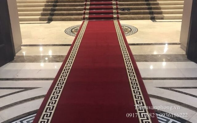 Thi công gấp rút thảm sự kiện