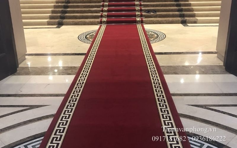 Thi công gấp rút thảm sự kiện