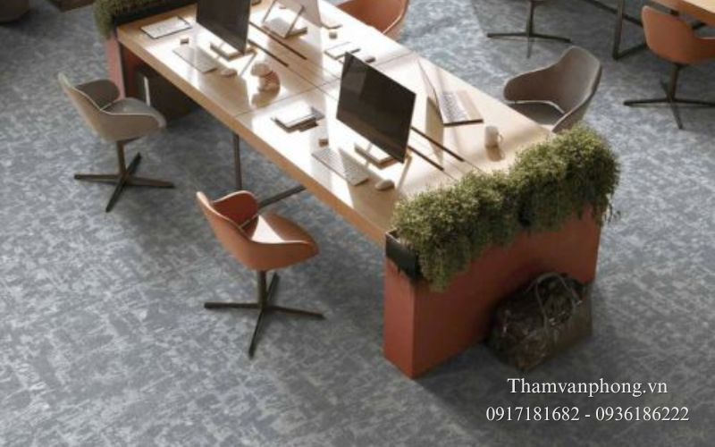 Nhờ cấu trúc sợi dày kết hợp với lớp đế cao su, thảm có khả năng hấp thụ âm thanh tốt hơn so với nhiều loại sàn cứng như gạch hoặc sàn gỗ