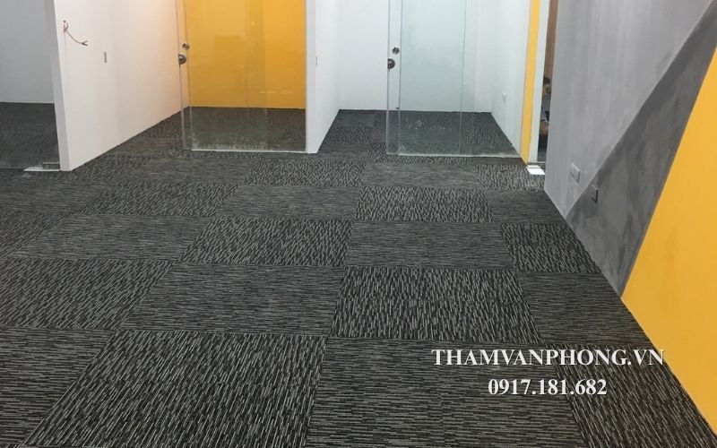 Thi công thảm tấm đúng kỹ thuật giúp sản phẩm không bị xê dịch, sử dụng bền lâu