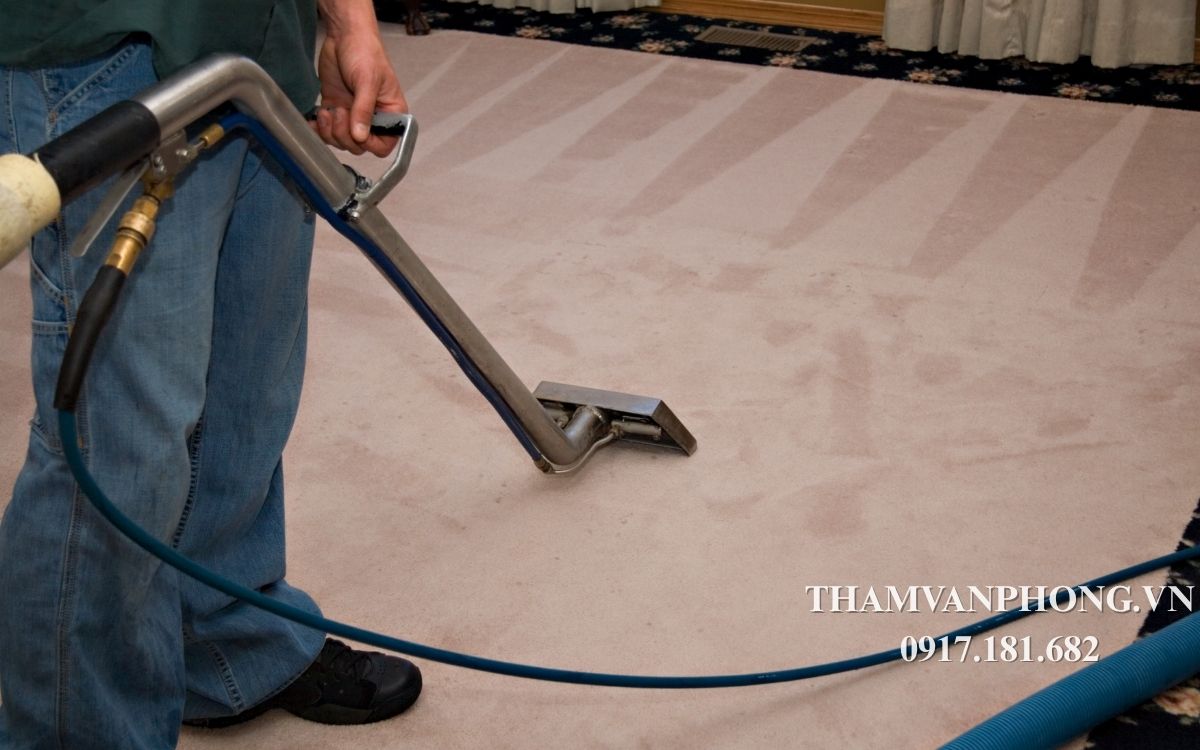 Vệ sinh và bảo trì thảm thường xuyên để giúp thảm bền hơn