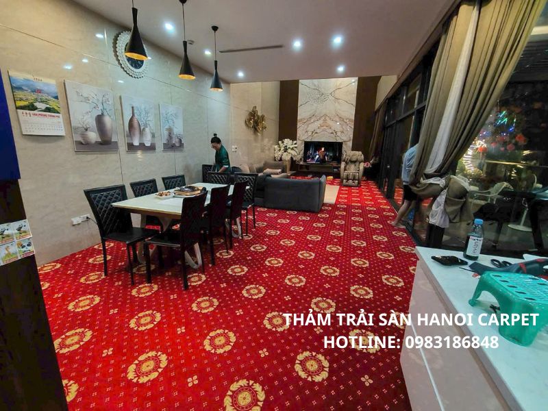 Thảm đỏ có họa tiết cho không gian phòng khách