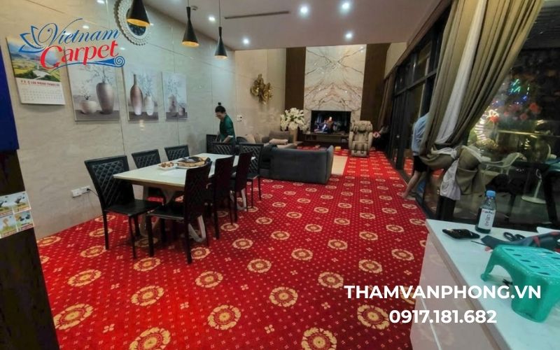 Thảm đỏ có họa tiết cho không gian phòng khách