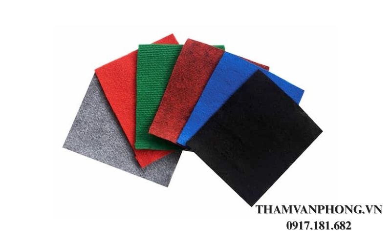 Thảm sự kiện có thể được làm từ sợi Polyester tổng hợp hoặc nhựa PVC