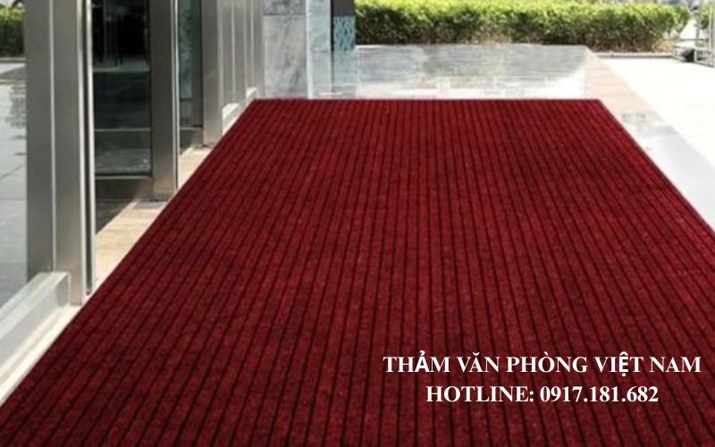 Thảm chùi chân đỏ trải tại cửa ra vào