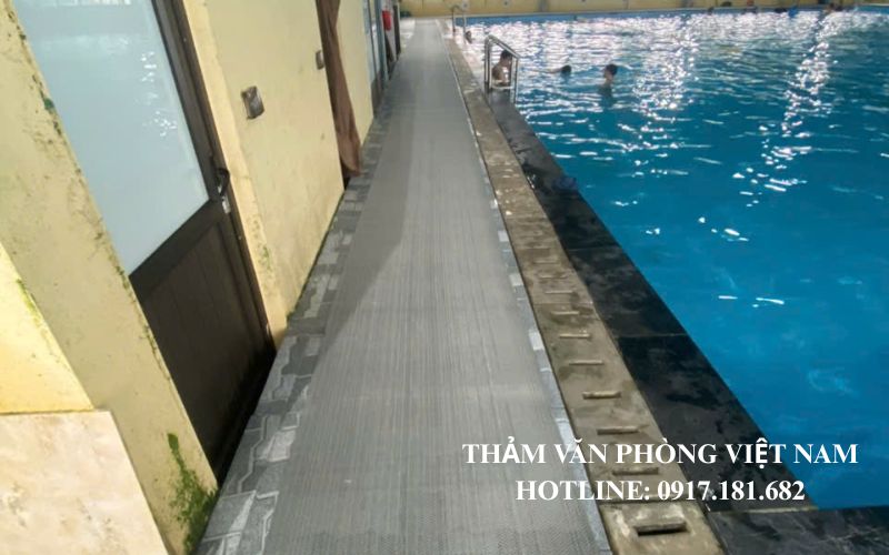 Thảm chống trơn trượt bể bơi giảm nguy cơ té ngã