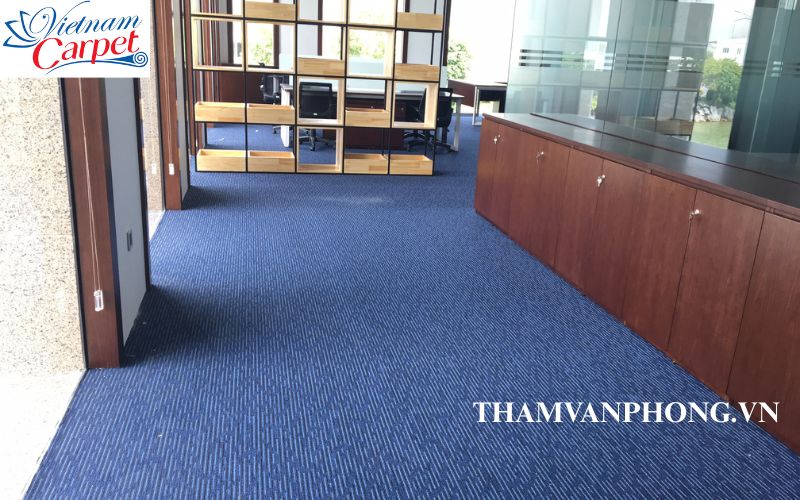 Thảm trải sàn màu xanh dương tạo cảm giác mát mẻ